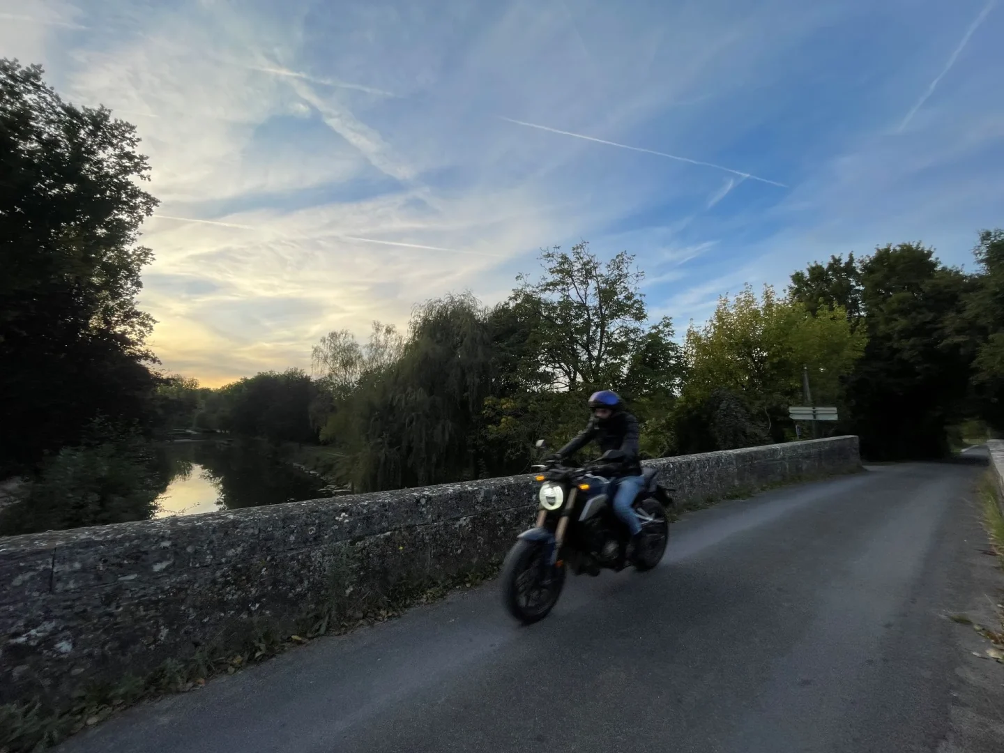 découvrez les meilleures destinations pour les aficionados de la moto. que vous soyez novice ou pilote expérimenté, explorez des itinéraires à couper le souffle à travers de magnifiques paysages, des routes sinueuses et des cultures fascinantes. préparez votre prochaine aventure à moto dès maintenant!