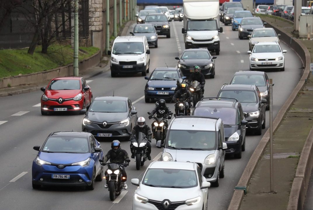 découvrez comment protéger vos furets tout en assurant votre moto. nos conseils sur l'assurance moto adaptée et les précautions à prendre pour vos compagnons à quatre pattes.