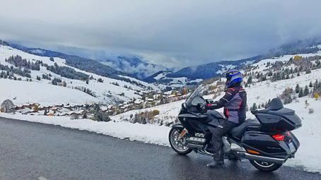 découvrez des conseils pratiques pour préparer votre moto pour l'hiver. protégez votre véhicule des intempéries et assurez une performance optimale durant la saison froide avec nos astuces simples et efficaces.