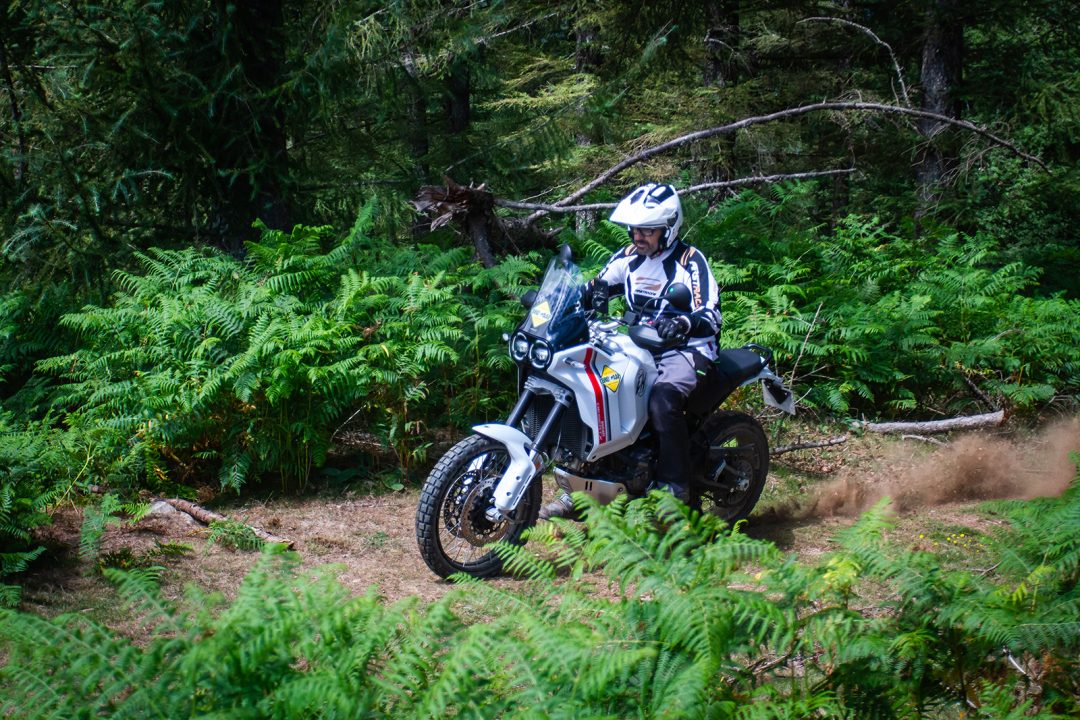 découvrez notre guide complet sur le motocross, qui vous fournit des conseils essentiels pour choisir votre équipement, améliorer vos compétences de pilotage et vivre des aventures inoubliables sur les pistes. que vous soyez débutant ou pilote expérimenté, ce guide est fait pour vous!