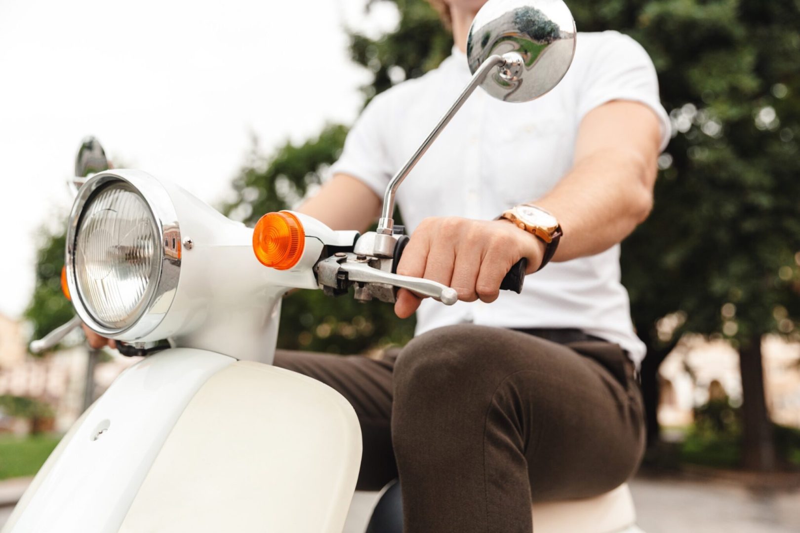 découvrez notre service d'assurance scooter en ligne, simple et rapide. protégez votre deux-roues avec des garanties sur mesure et des tarifs compétitifs. obtenez votre devis gratuit en quelques clics et roulez en toute sécurité !