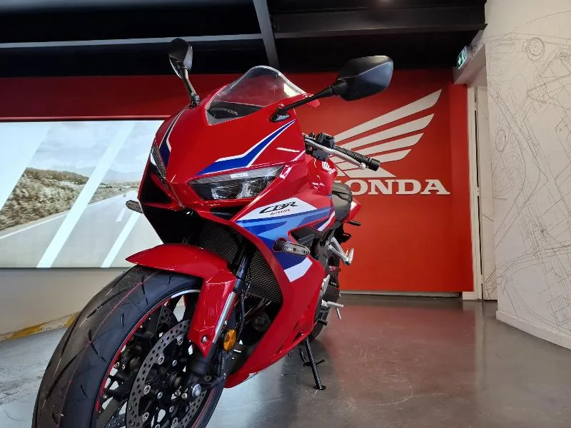 découvrez nos solutions de crédit moto amv pour financer l'achat de votre deux-roues. profitez d'offres avantageuses, d'un accompagnement personnalisé et d'un processus de demande simple et rapide. roulez l'esprit tranquille avec amv.