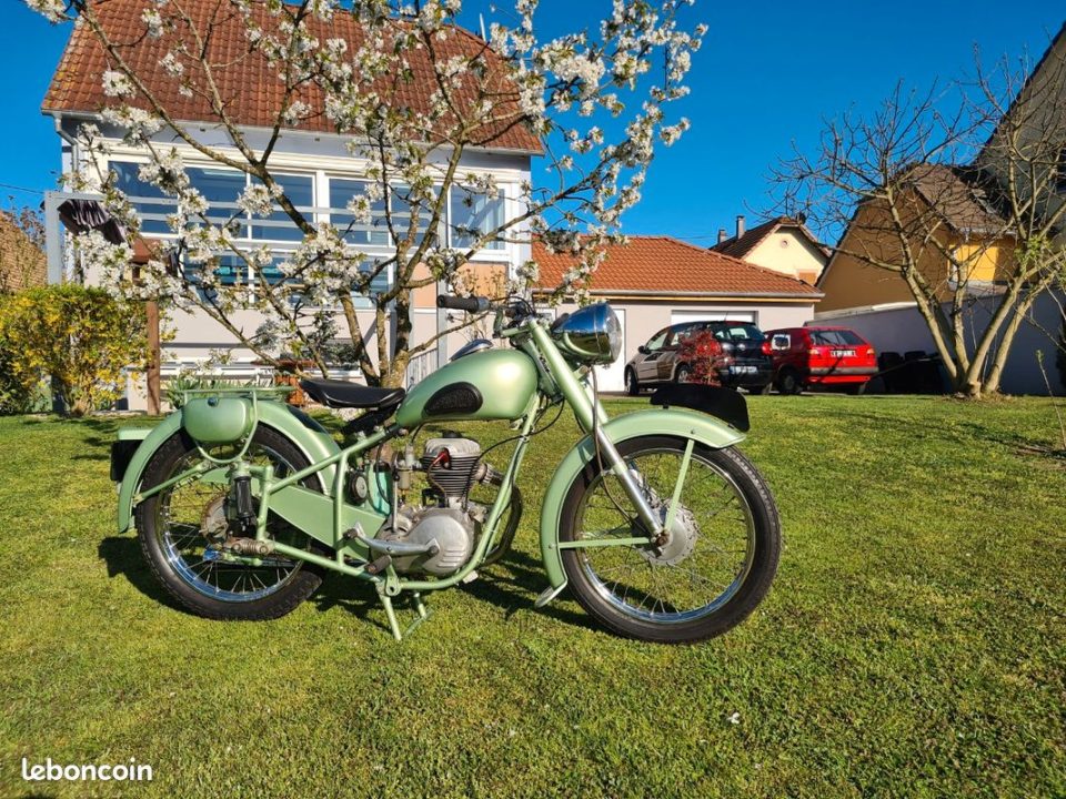 découvrez l'univers des motos amc : performance, design et passion réunis pour vous offrir une expérience de conduite inoubliable. explorez notre gamme de modèles et trouvez la moto qui vous correspond.